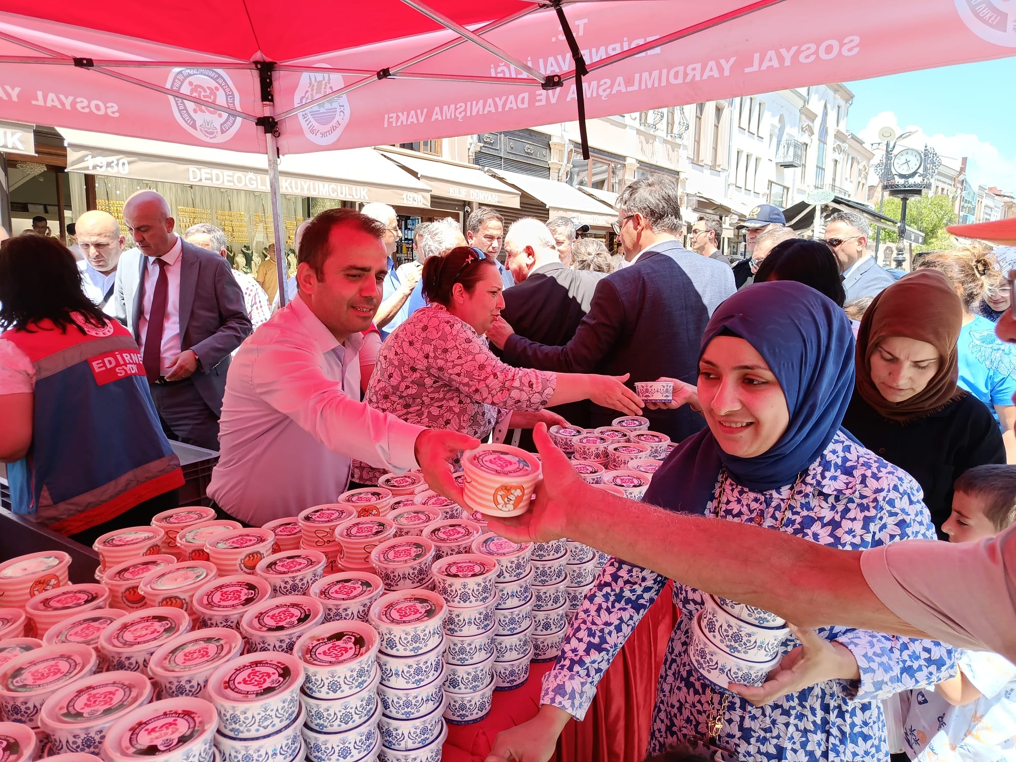 Edirne Sosyal Yardımlaşma ve Dayanışma Vakfı Başkanlığı tarafından Saraçlar Caddesi'nde anlamlı bir Aşure Günü ikramı gerçekleştirildi. Muharrem ayı dolayısıyla düzenlenen etkinlikte vatandaşlara tam 1000 adet aşure ikram edildi. 